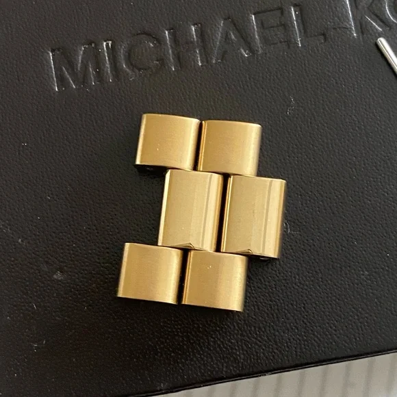 Michael Kors | Accessories | Michael Kors Oversized Runway  display picture 3